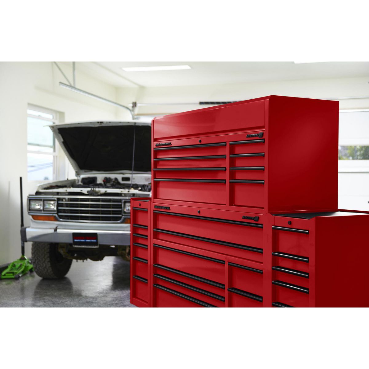 56 in. x 22 in. Red Roll Cab Q328