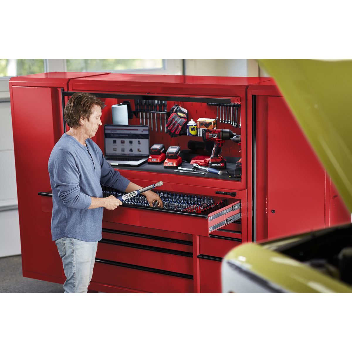 56 in. x 22 in. Red Roll Cab Q328