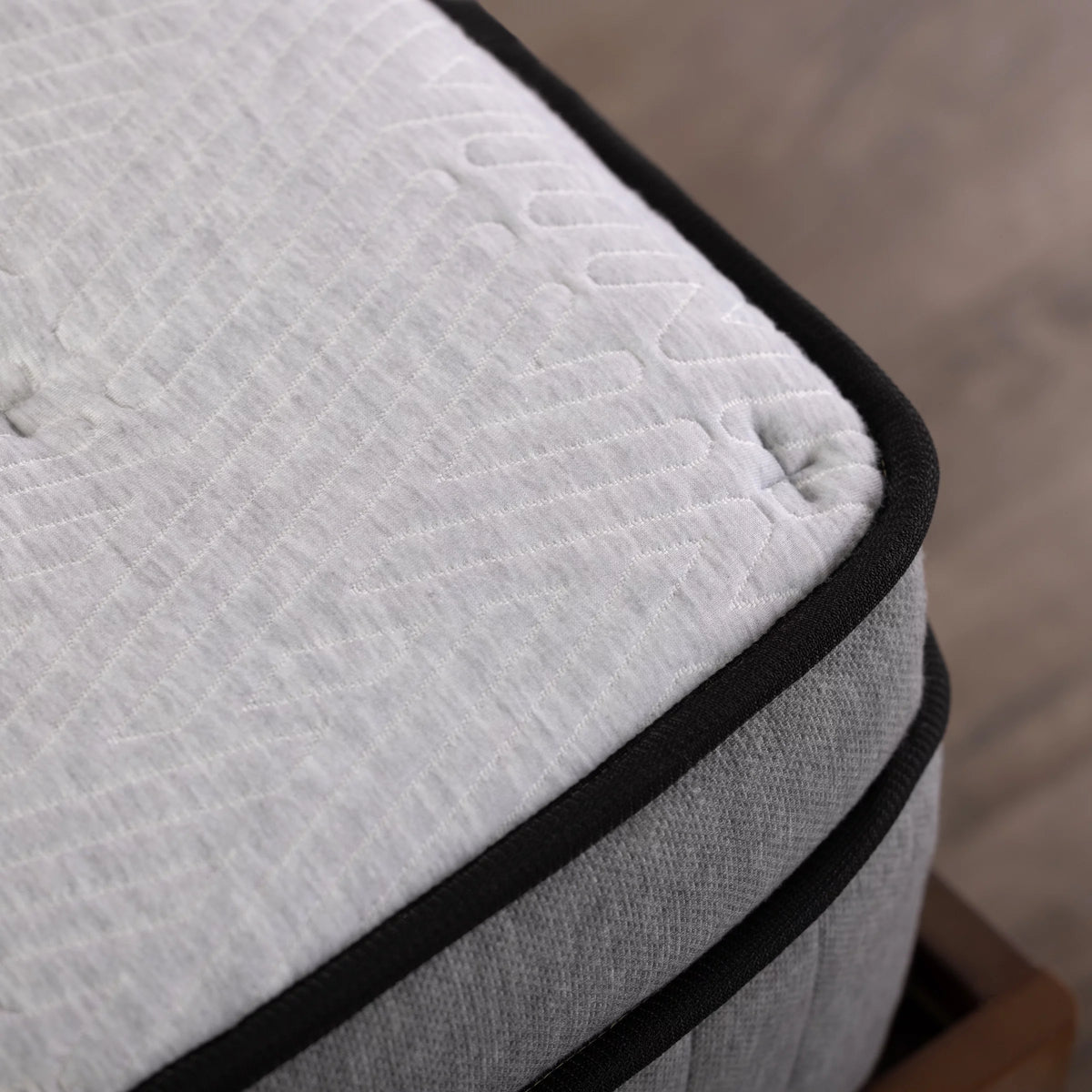 California King Hybrid Mattress with 2 Pillows O23420